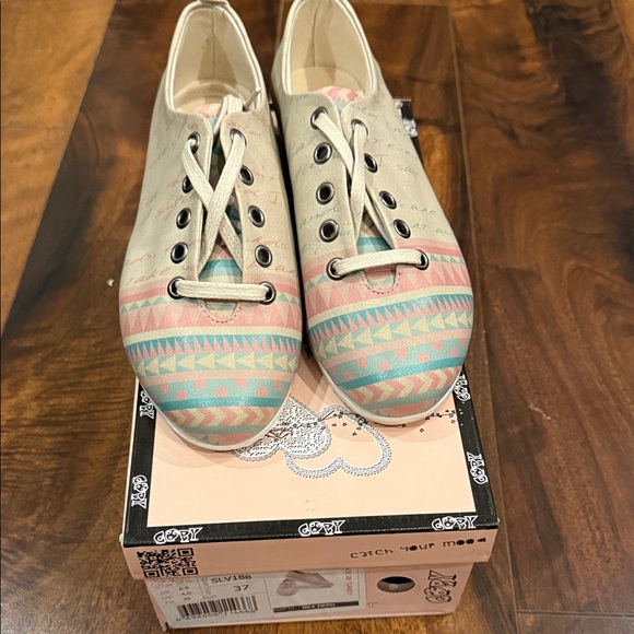 Brand New Goby Women's Patterned Sneakers - Cream and Pink - Picture 2 of 6